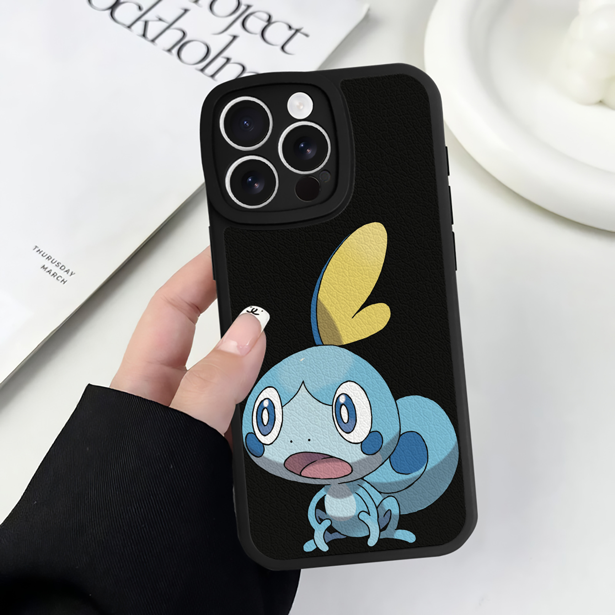 （画像用） ポケットモンスター Pokémon 【iPhone 16シリーズ対応】シリコンスマホケース（レザー調） 材質：シリコン